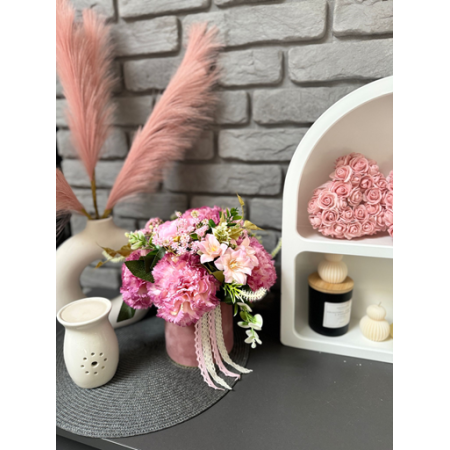 Welurowy flowerbox brudny róż z bukietem gożdzików